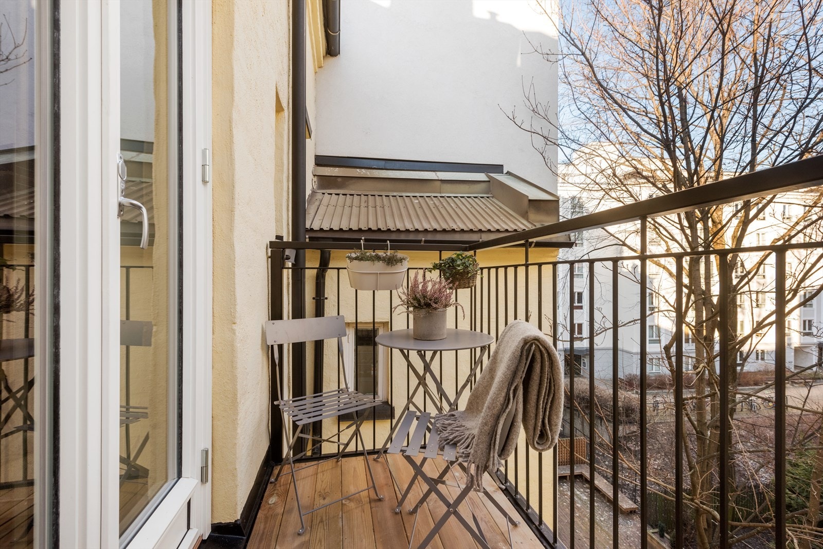 Balkongen ble satt opp sommeren 2020. Terrassebord som dekke og rekkverkshøyde på ca. 1,2 m. Galleribilde