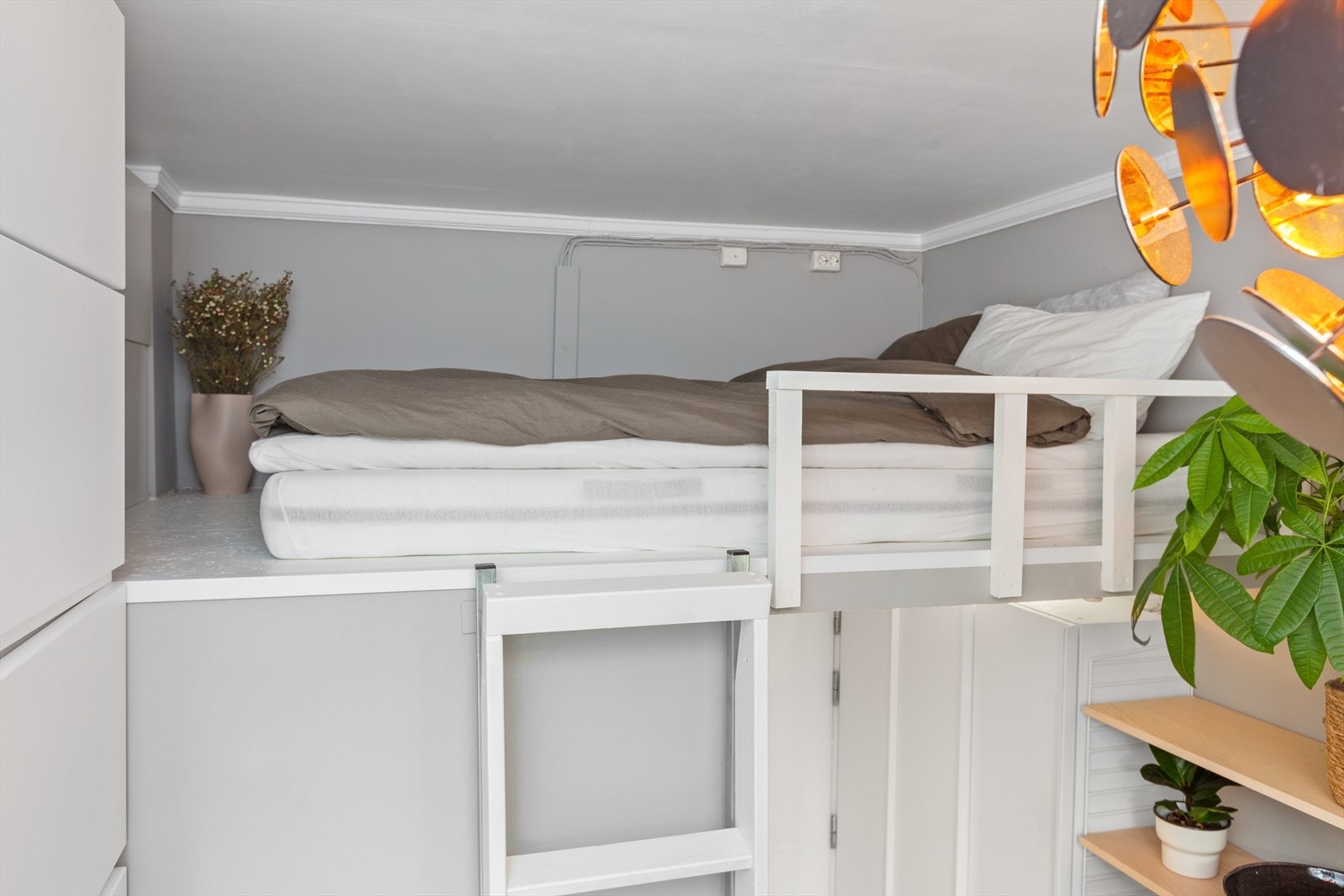 Sovehems på ca. 4,3 m². Eier har i dag en 140x200 madrass på hemsen. Galleribilde