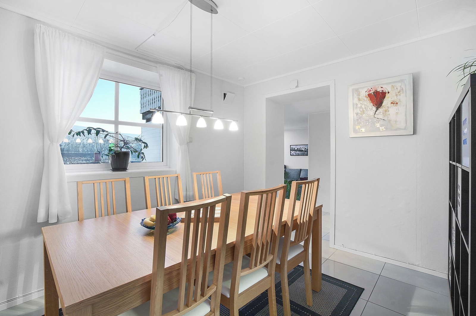 Spisestue finner du like ved kjøkkenet. Galleribilde