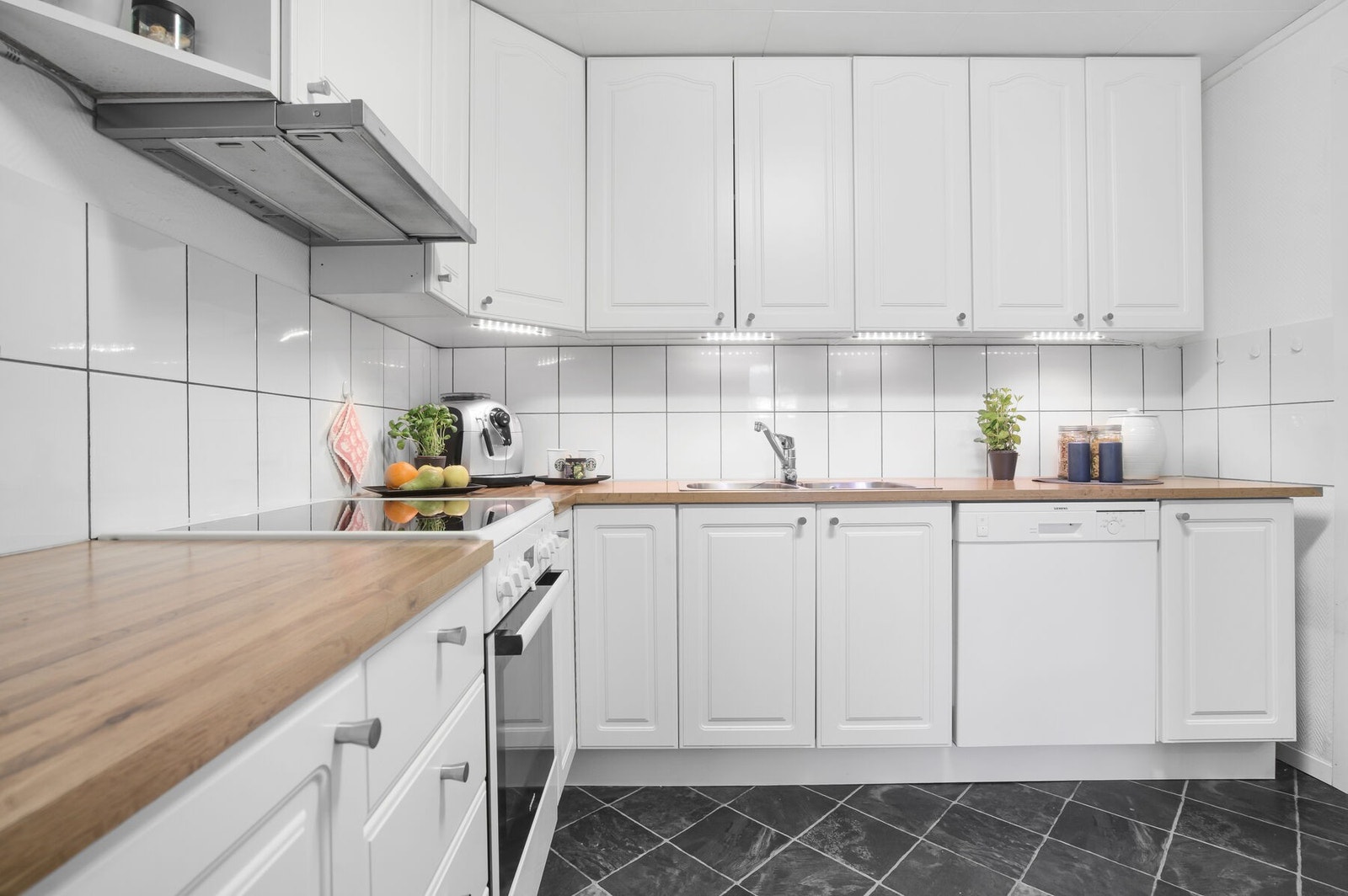 Kjøkkenet har godt med skap- og benkeplass. Galleribilde