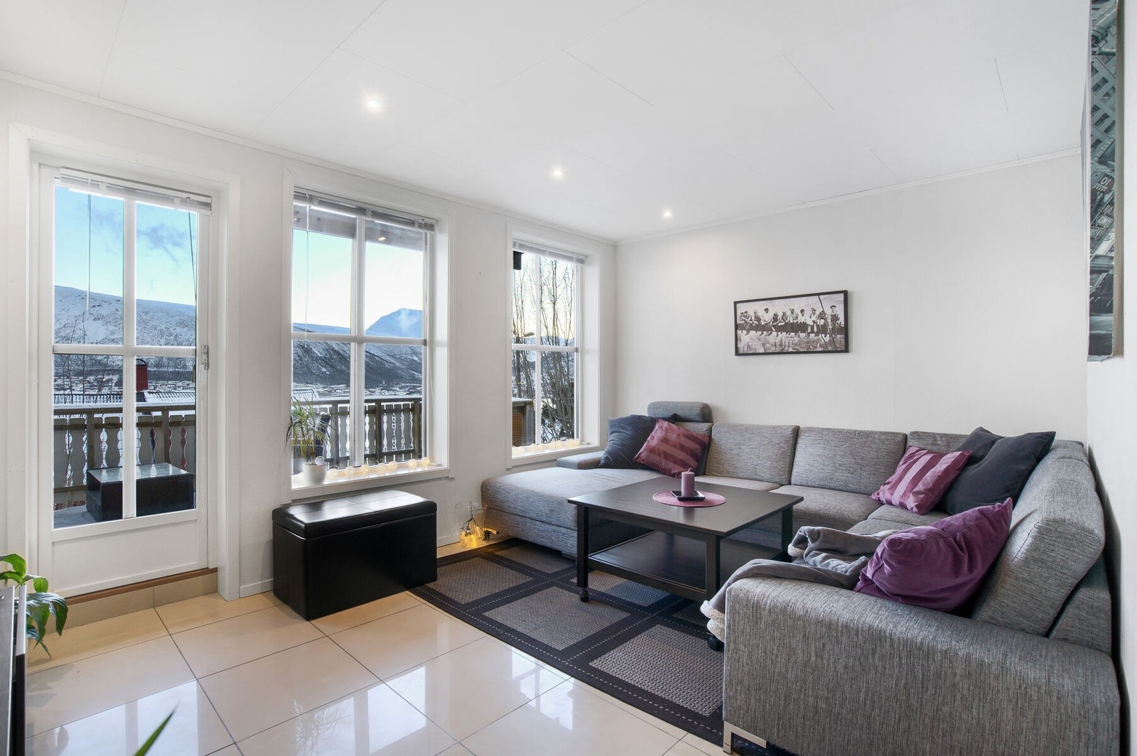 Velkommen til Øvre Markveg 21; en romslig 3-roms leilighet som ligger fint til i Storskogen. Galleribilde