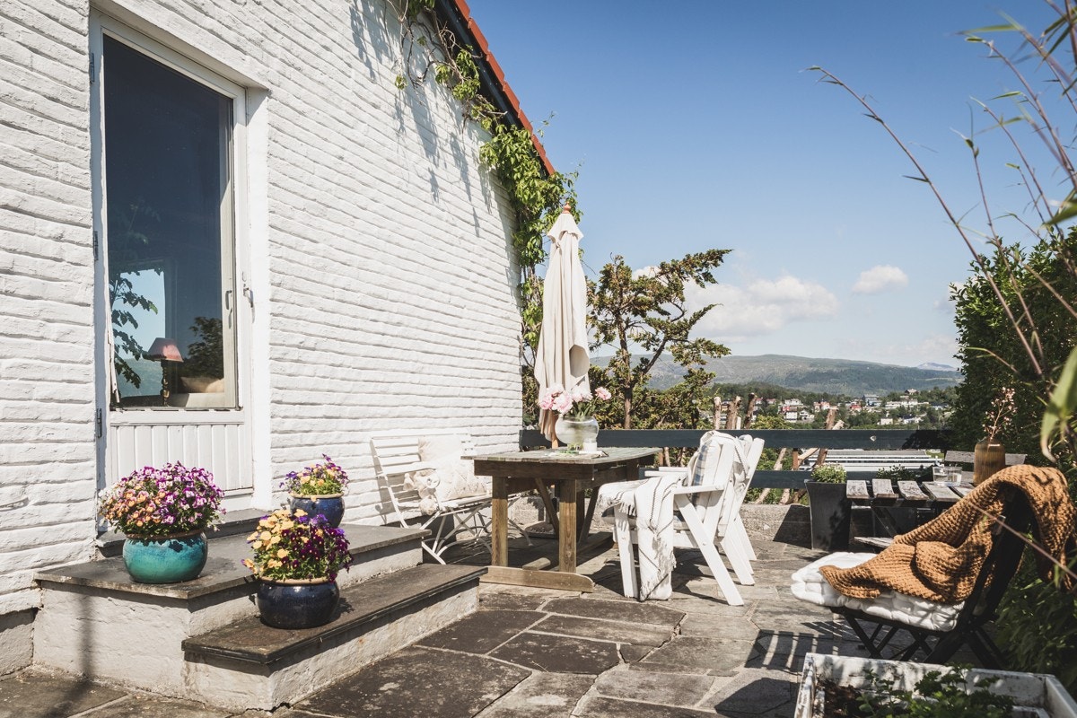 Herfra nytes både frokost, grillmat og kvelds i herlige omgivelser. Galleribilde