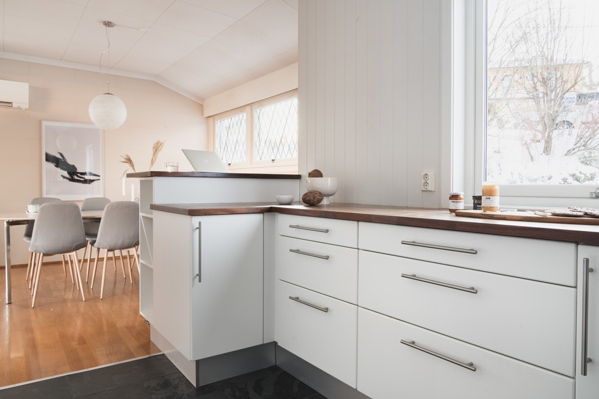 Store vindusflater slipper inn rikelig med naturlig lys og gir kjøkkenet en luftig romfølelse. Galleribilde
