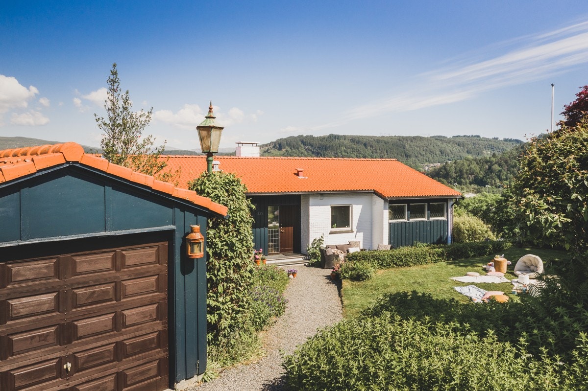 Garasjen er plassert på tomten, med koselig vei til inngangsdøren. Galleribilde