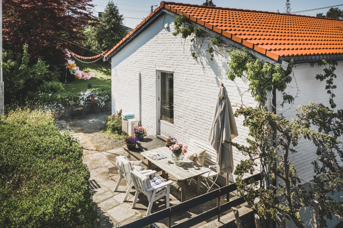 Med utgang fra stuen et koselig uteområde med plass til utemøblement. Galleribilde