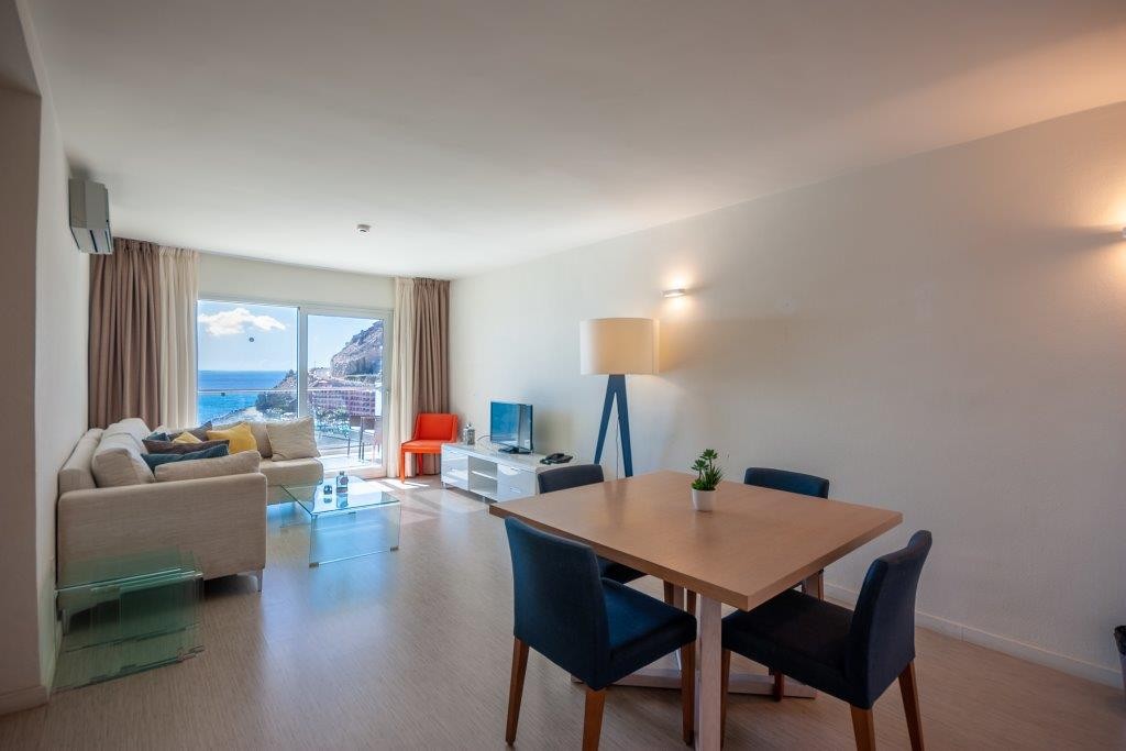 Meget romslig stue med åpen kjøkkenløsning. Galleribilde