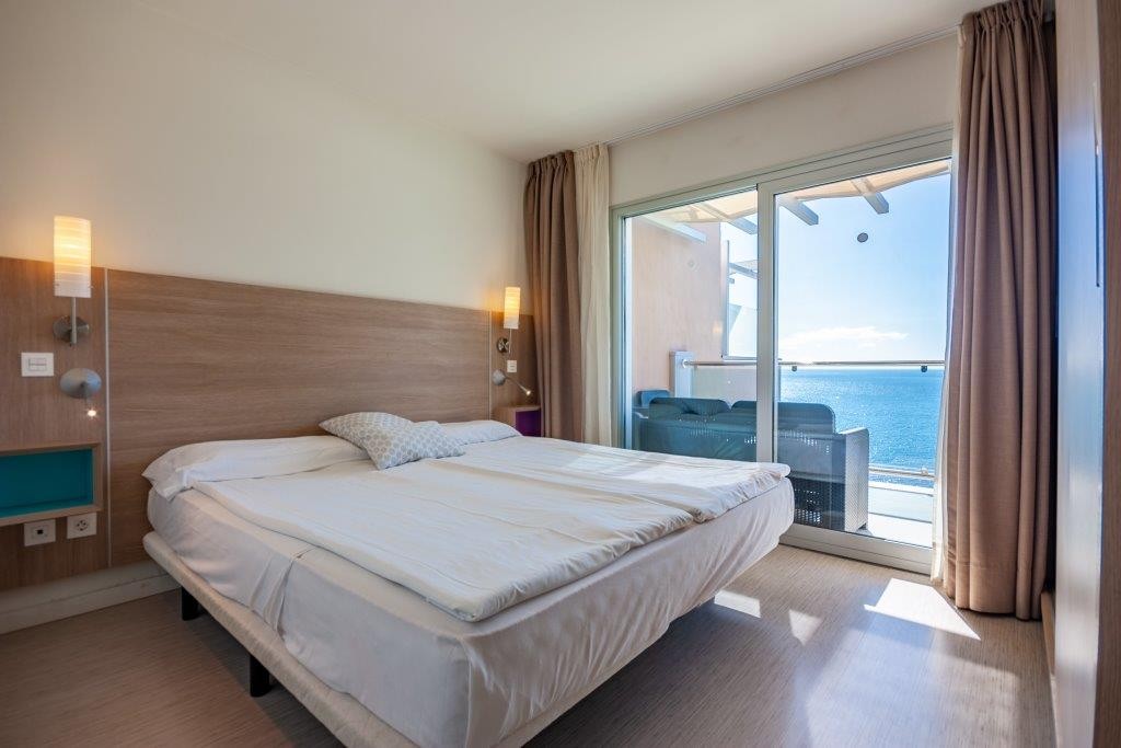 Nydelig utsikt fra hovedsoverommet. Utgang til terrasse. Galleribilde