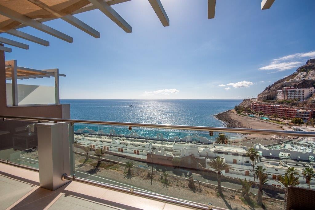 Solnedgang i havet vinterstid og bak fjellet i vest sommerstid. Galleribilde