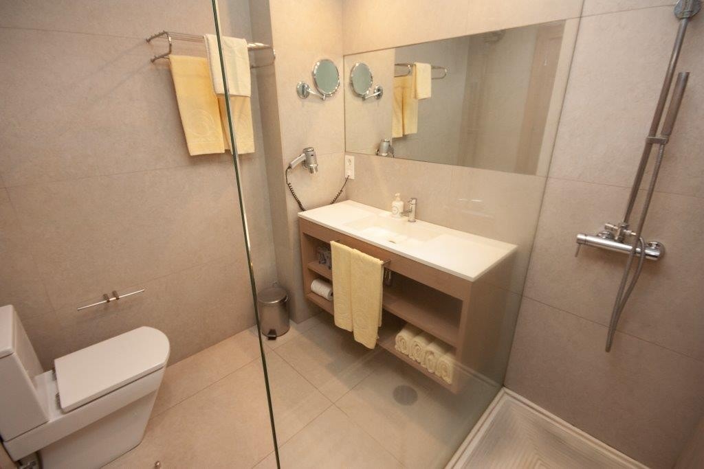 Moderne bad med dusj, toalett og vask Galleribilde