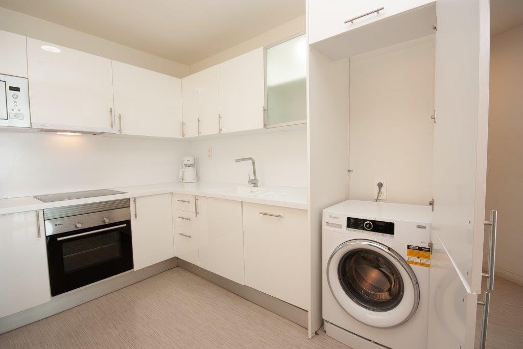 Børsteløs vaskemaskin (stille) plassert i skap på kjøkken. Galleribilde