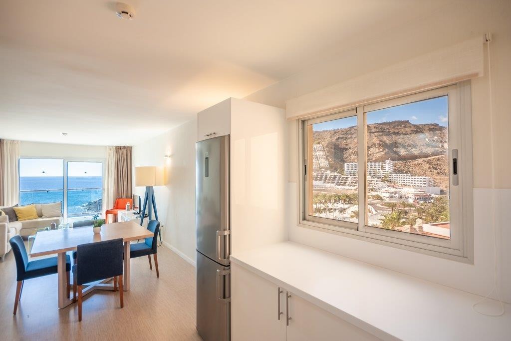 Hjørneleilighet gir ekstra lys fra vindu på sideveggen. Galleribilde