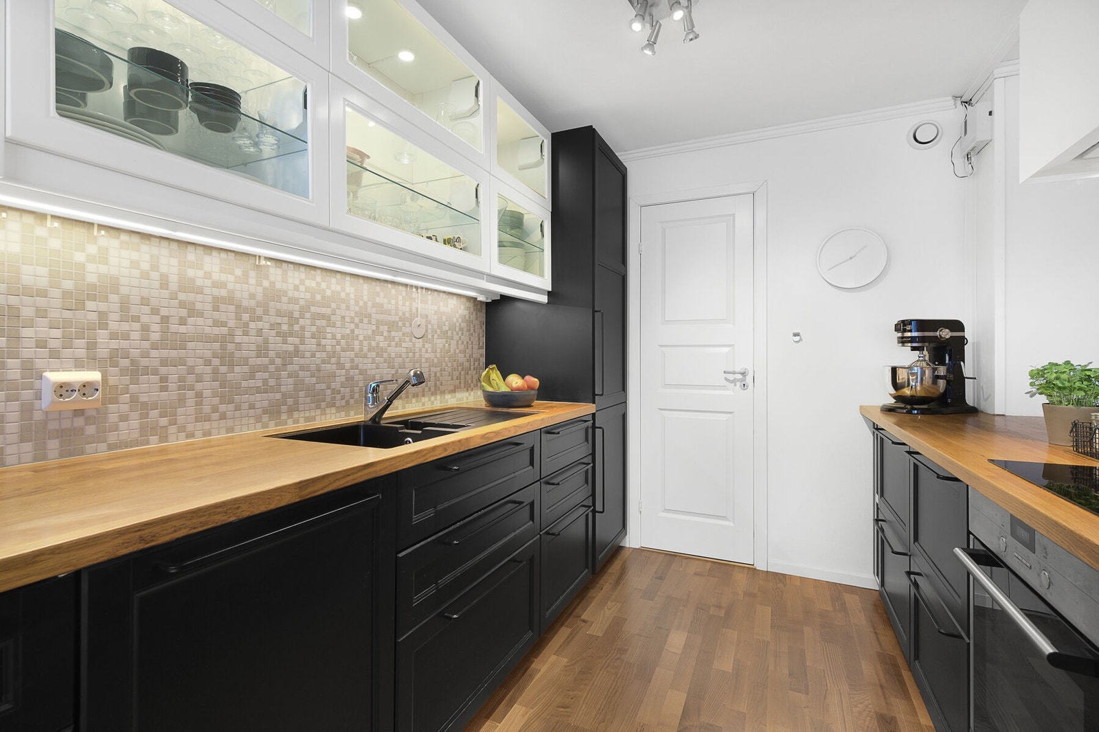 Flott kjøkken fra 2016 med skuffer i underskapene og mye benkeplass. Døren fører inn til en av to innvendige boder. Galleribilde