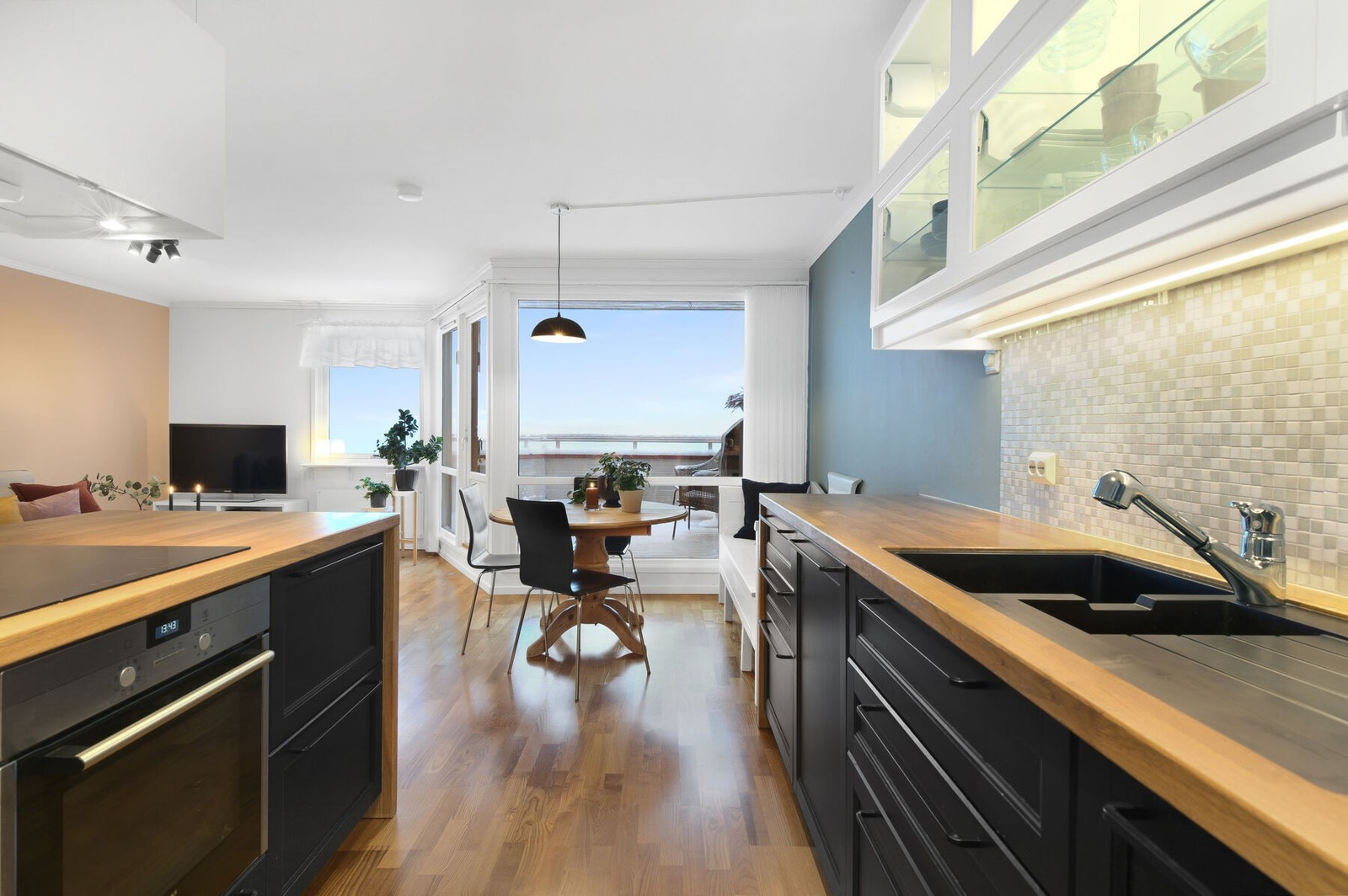 Velkommen til Utsikten 266 - en stor 3-roms i ettertraktet og veldrevet borettslag. God beliggenhet, flott utsikt, mye bodplass og parkering i oppvarmet garasje. Galleribilde