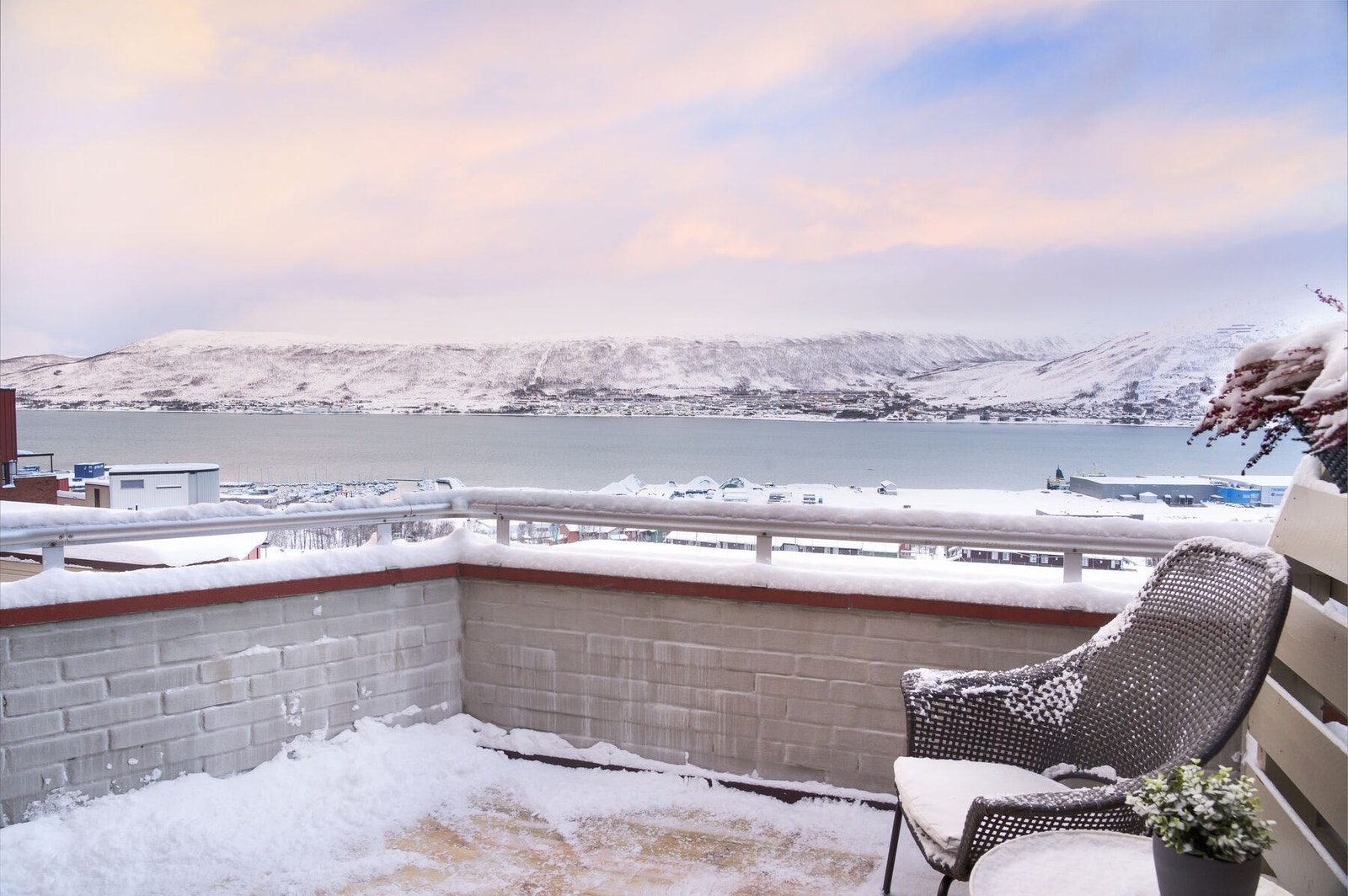Veranda med flott utsikt med flott utsikt mot Tromsøysundet og fastlandet. Galleribilde