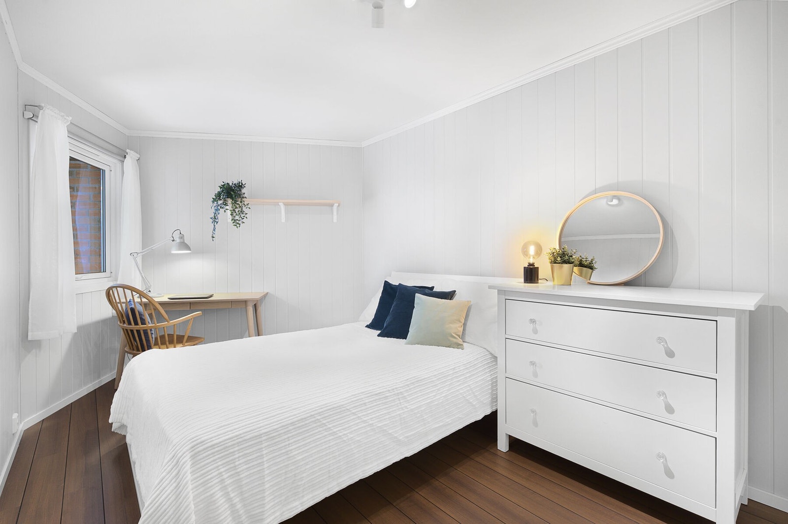 Soverom 1: Romslig hovedsoverom med plass til hjemmekontor. Galleribilde