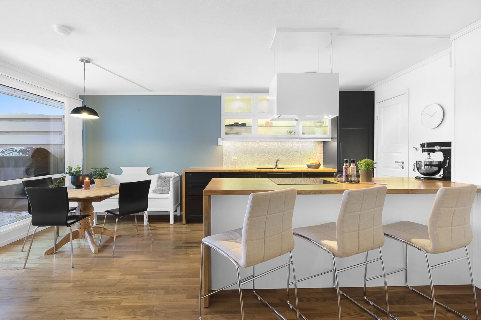 Åpen og sosial løsning mellom stue, kjøkken og spisestue. Galleribilde