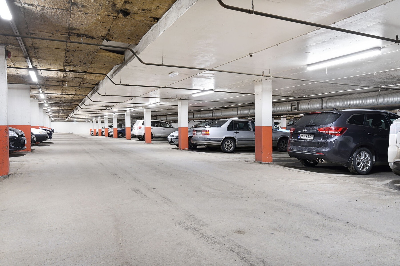 En fast parkering i oppvarmet garasje med mulighet for elbillader. Lett adkomst via heis. Galleribilde