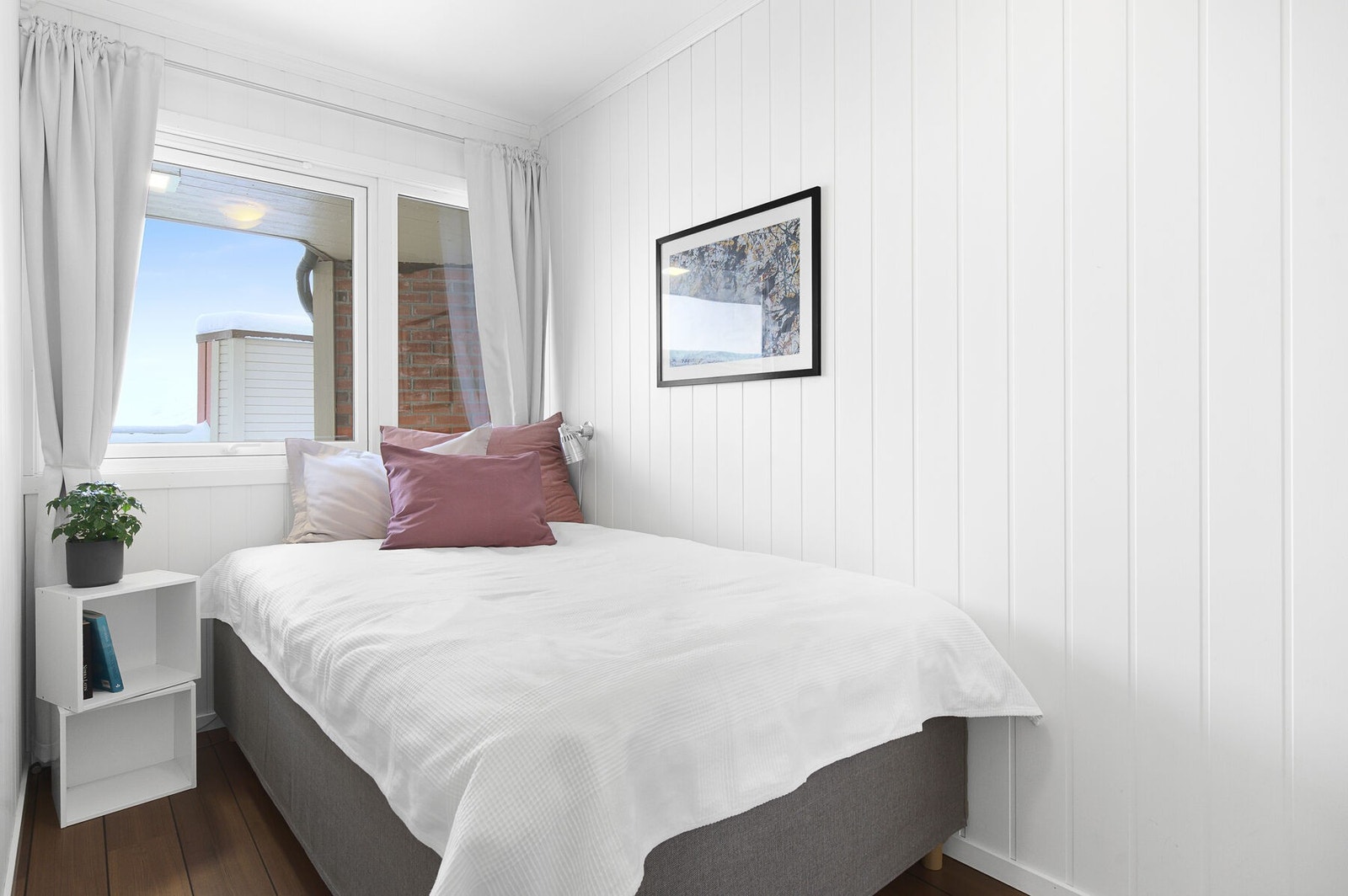 Soverom 2 med praktisk garderobe fra IKEA (2017). Det er plass til dobbeltseng (140-150 cm) i dette rommet. Galleribilde