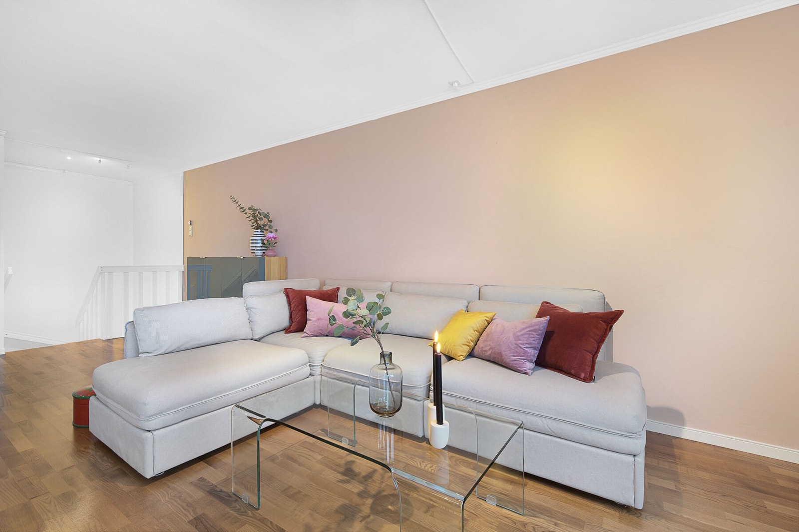 Stuens utforming gjør at du kan innrede i ulike soner etter behov. Galleribilde