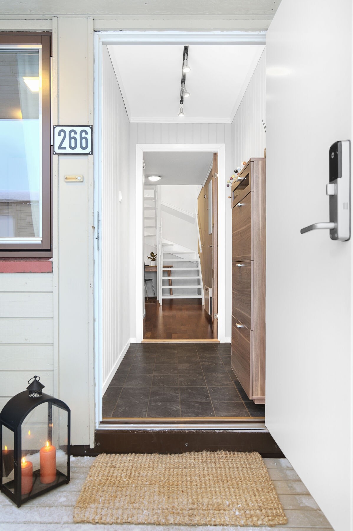 Egen inngang fra gateplan. Galleribilde