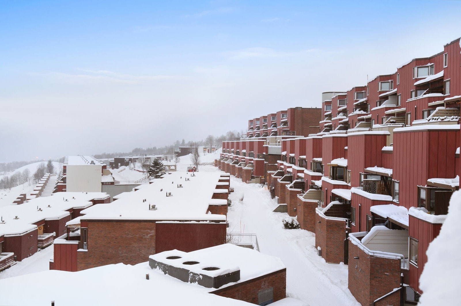Rolige og barnevennlige omgivelser på Stakkevollan. Idylliske turmuligheter i umiddelbar nærhet med Varden som toppunkt. Skøyting på Rundvannet og skitur i lysløypa på vinteren, bading i Langvannet på sommeren. Galleribilde