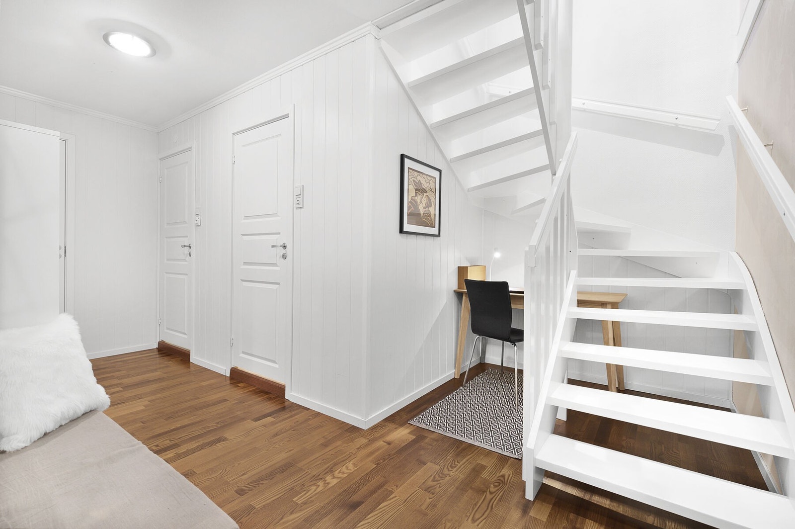 Romslig entre med plass under trappen til oppbevaring eller hjemmekontor. Galleribilde