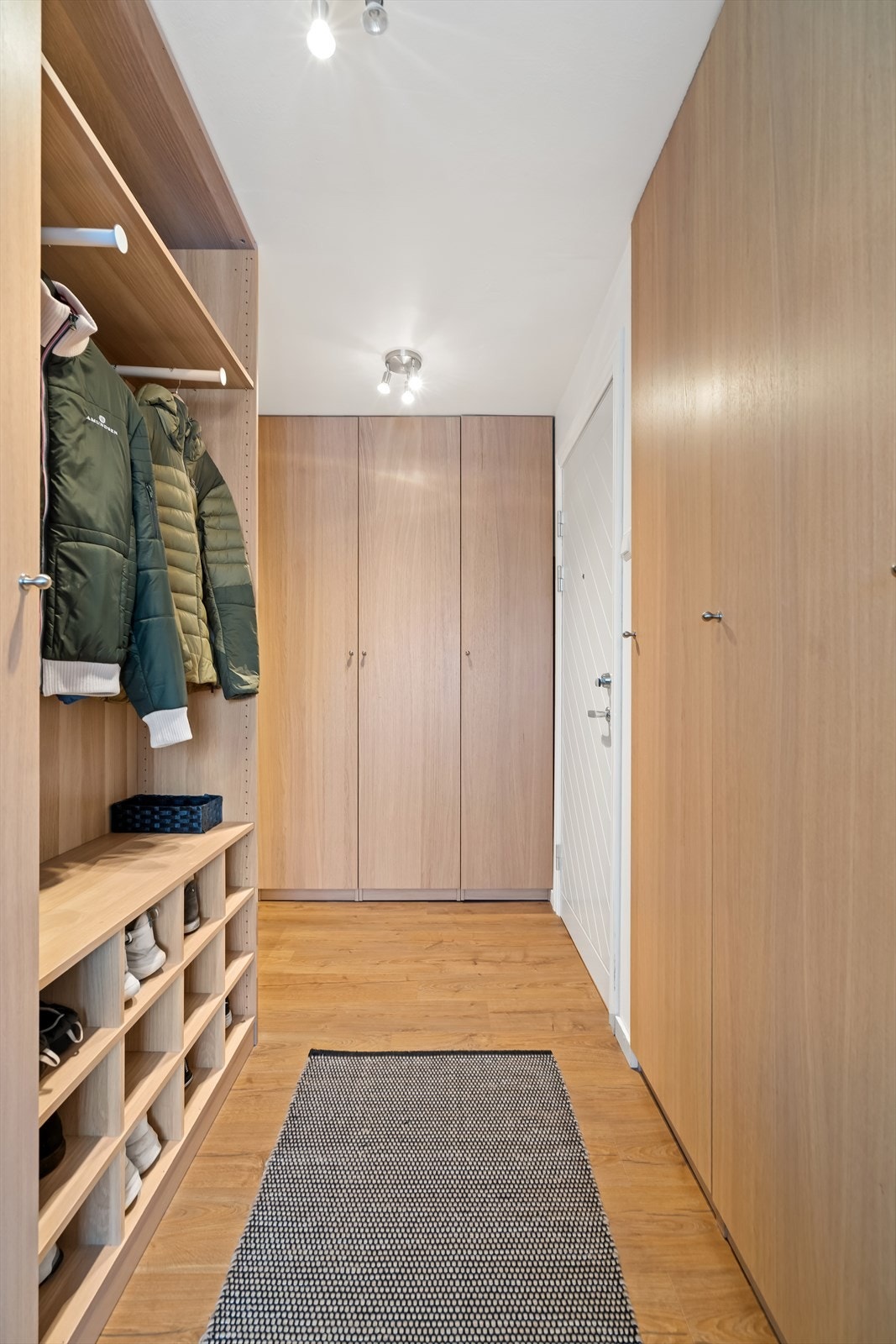 Entré med mye oppbevaringsplass og godt belysing. Galleribilde