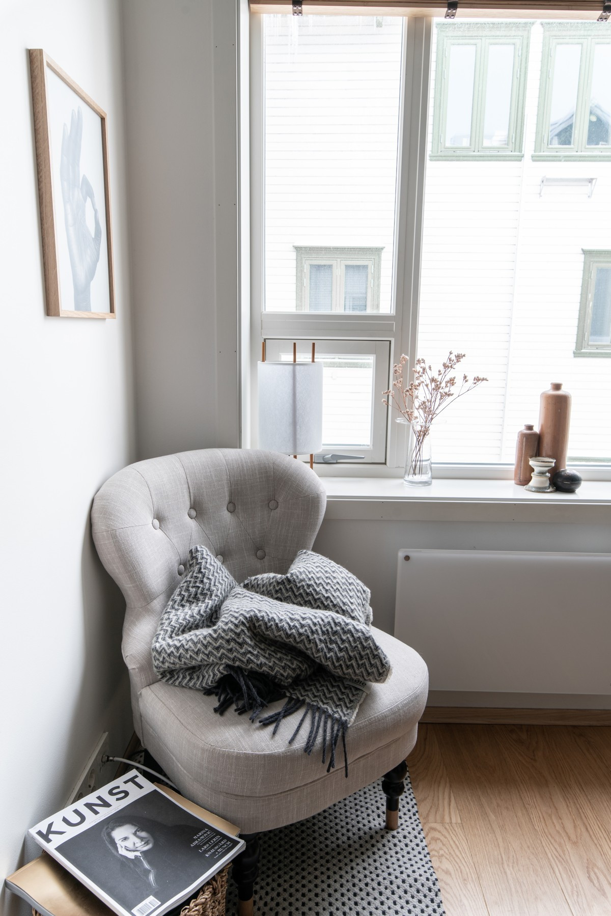 Det er plass til flere oppholdssoner i stue - her er det etablert en fin lesekrok