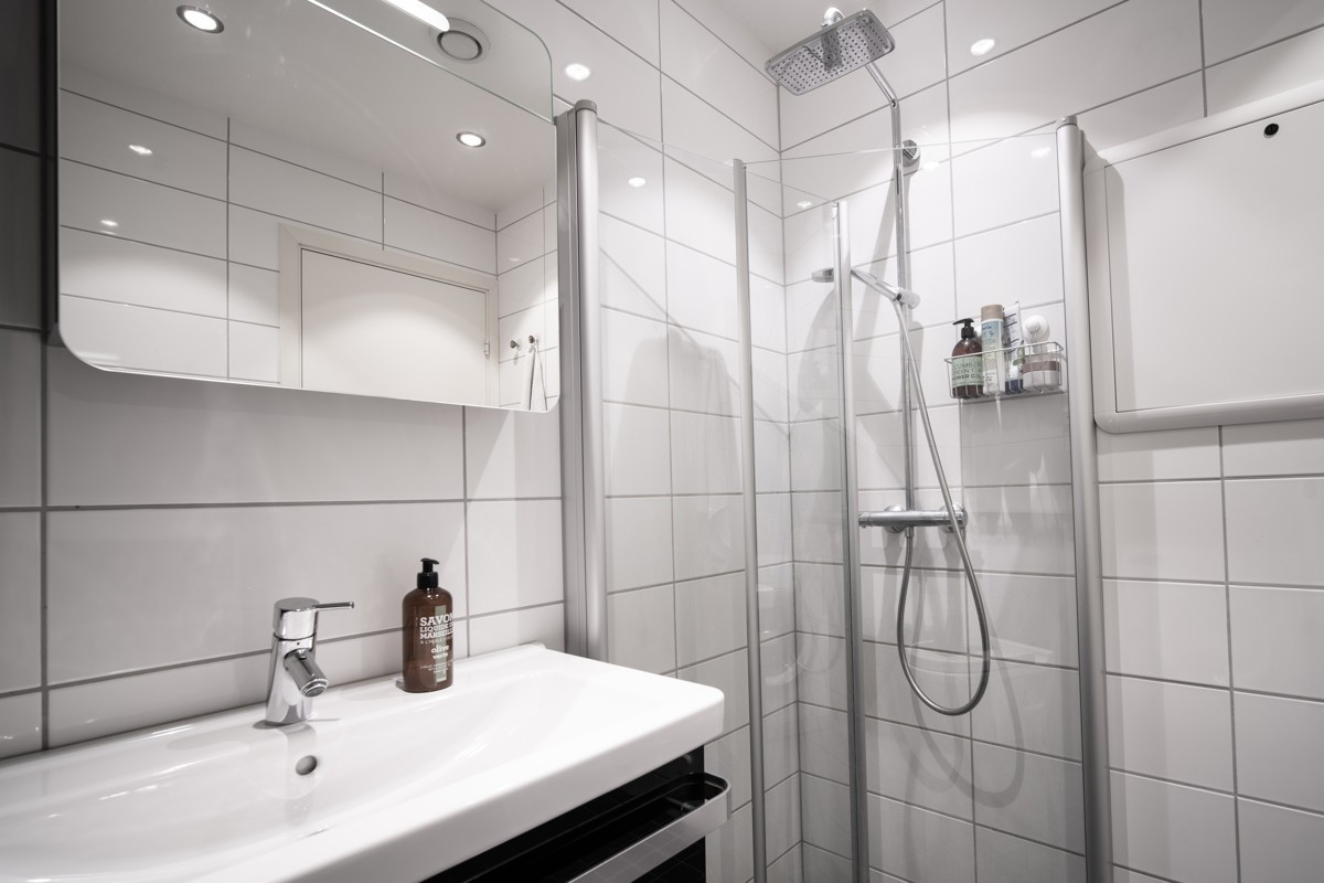 Badet er utstyrt med toalett, servant m/ speil og underskap, dusjhjørne og opplegg for vaskemaskin