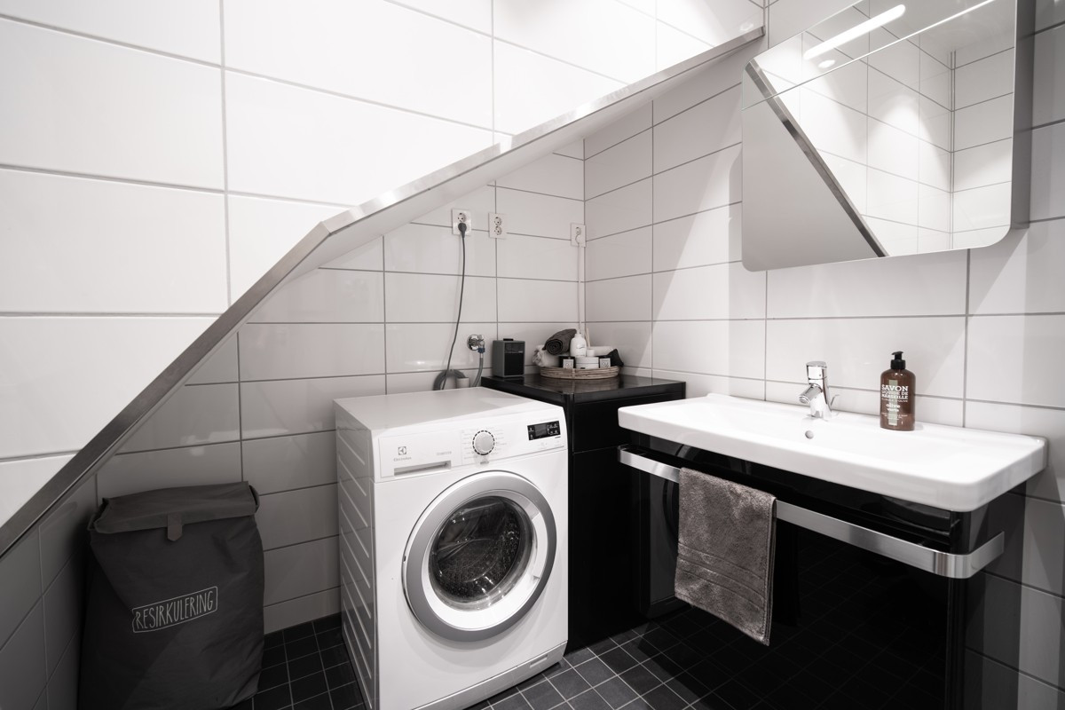 Badet er komplett flislagt og har varme i gulv