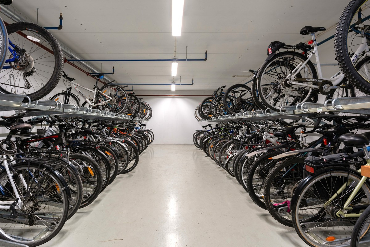 Sykkelparkering finner du i bygget!