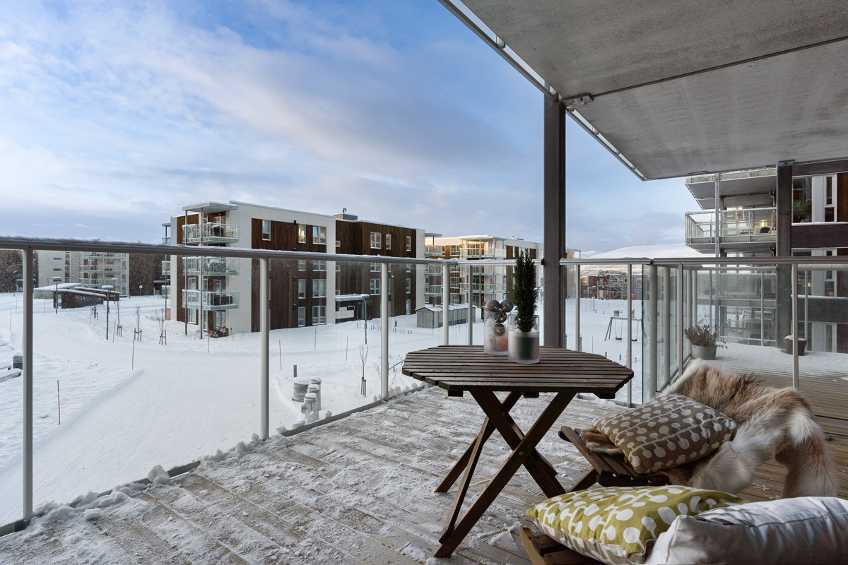 Den delvis overbygde verandaen gjør at man kan ha møbler ute både sommer og vinter