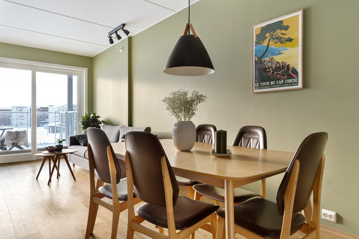 Kjøkken og stue er i åpen løsning - som gjør at det er god plass til spisebord