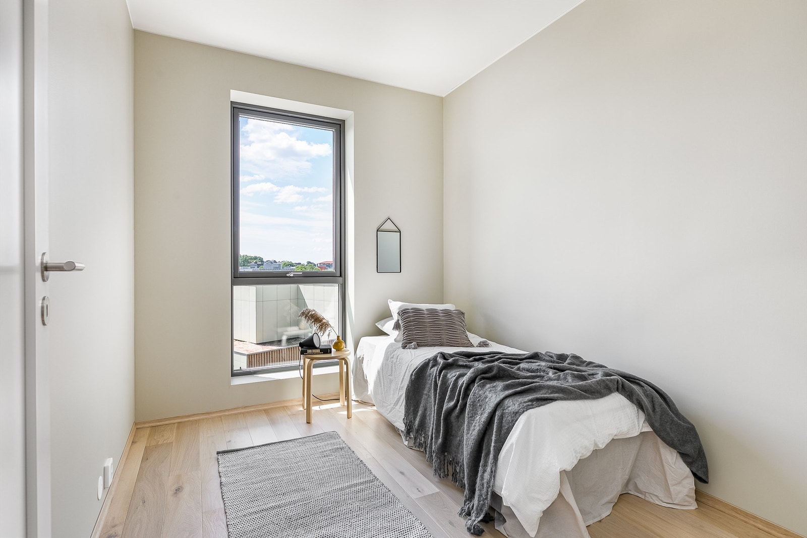 Begge soverom har utsyn over byens tak og er uten gjenboere. Galleribilde