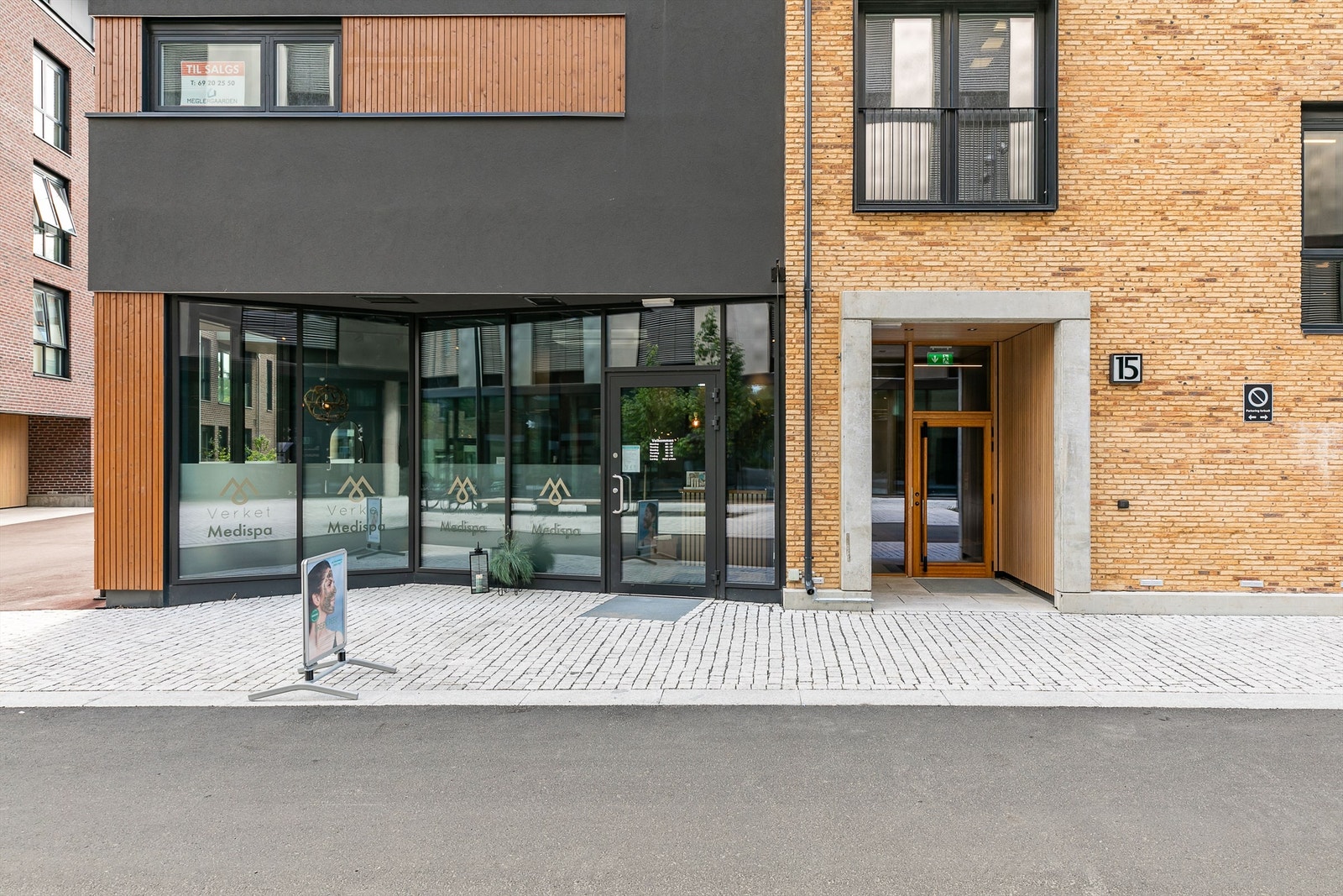 Felles, skjermet inngangsparti. Det er heis i bygget. Galleribilde