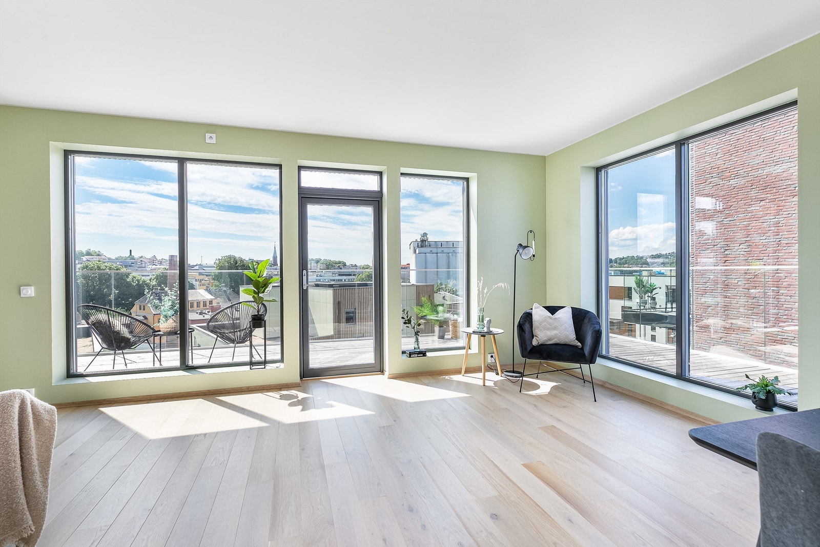 En rekke høye vinduer med store lysflater ivaretar utsiktsforholdene. Galleribilde