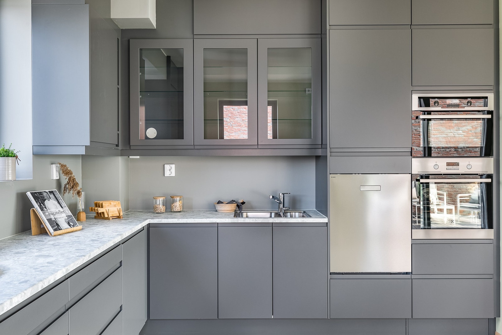 Legg merke til at både stekeovn og oppvaskmaskin er plassert i arbeidshøyde. Galleribilde