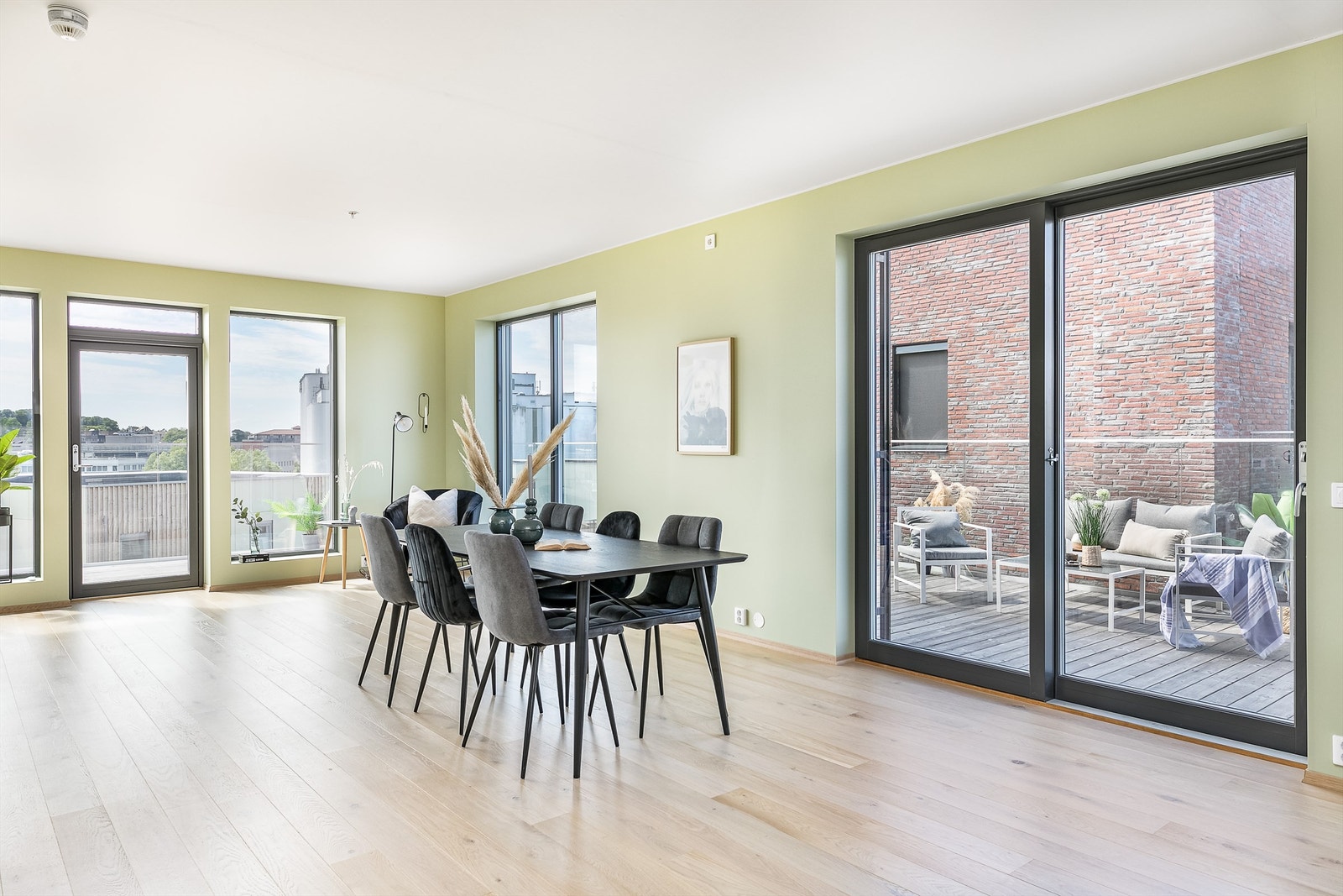 Balkongen er tilgjengelig både via skyvedør og via balkongdør. Galleribilde