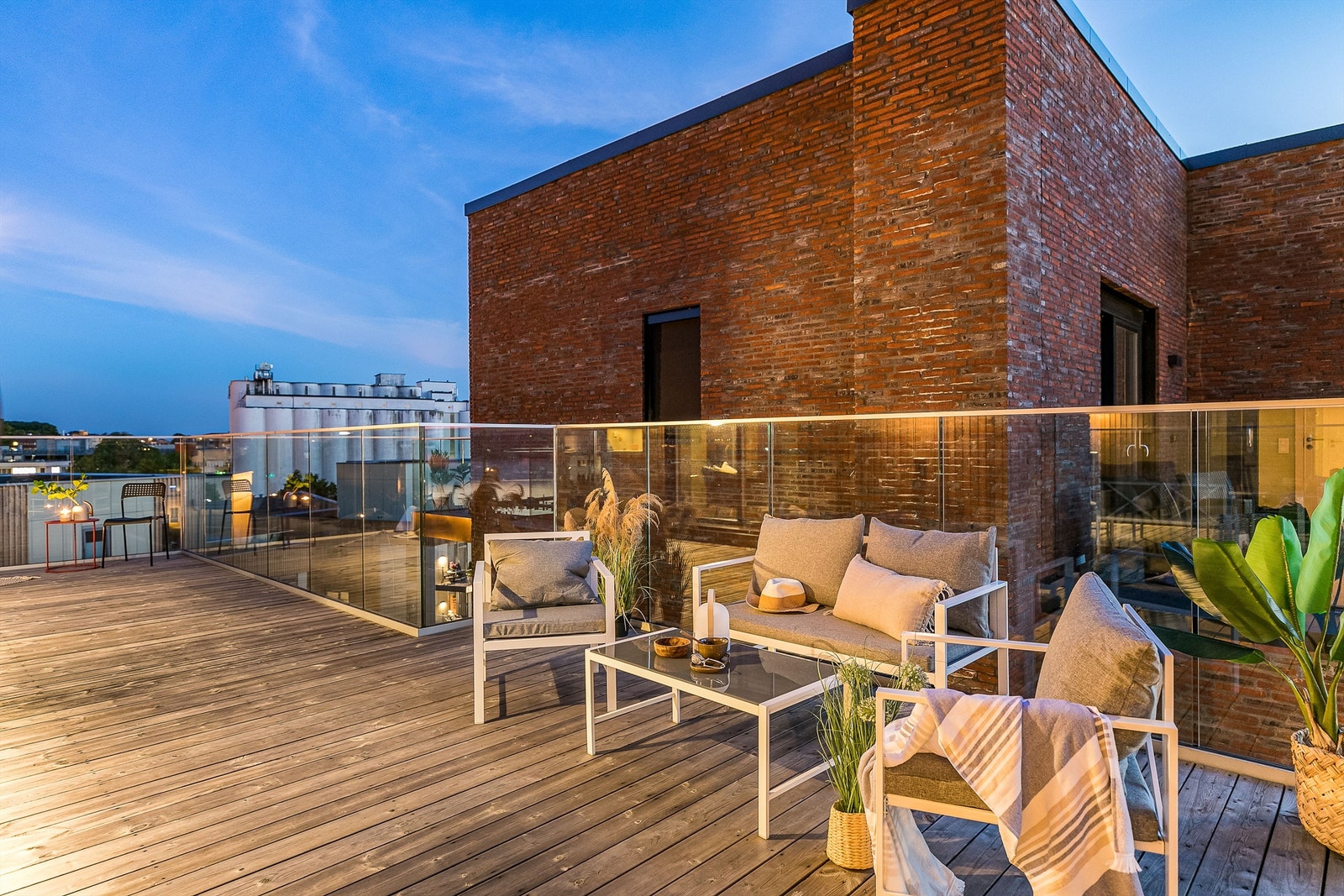 Den største av leilighetens to balkonger omfavner syd- og vestveggen. Galleribilde