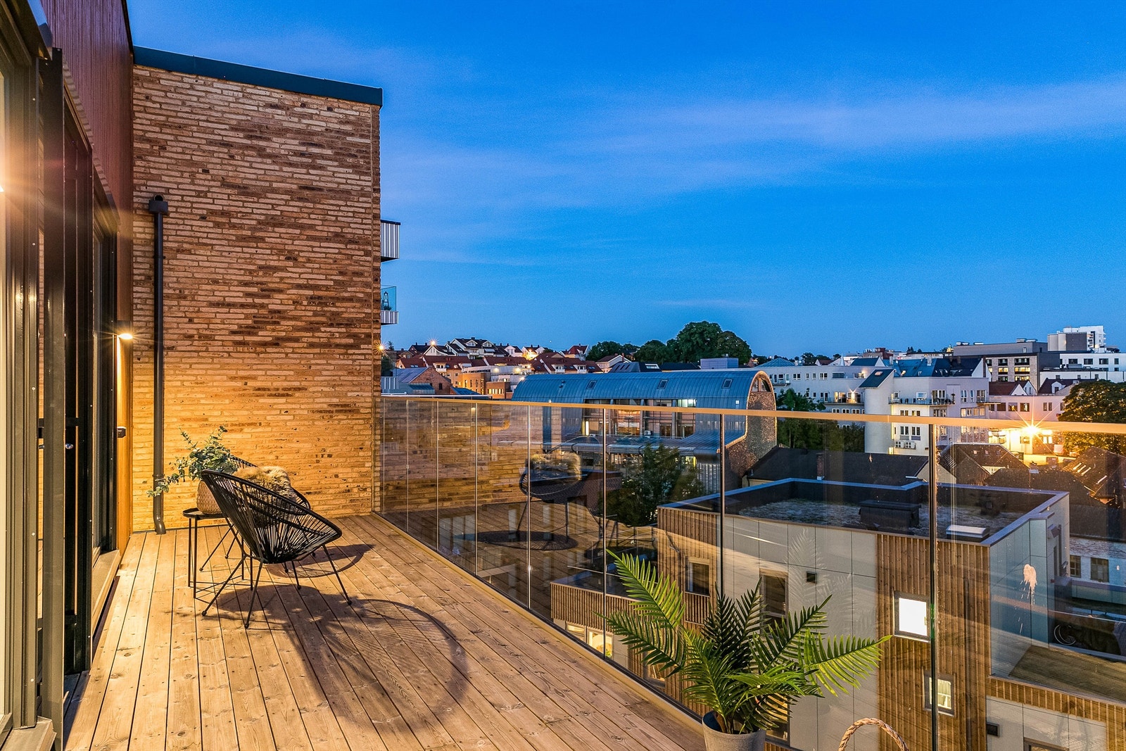 Fra balkongens sydside ser du ut over byens tak. Galleribilde