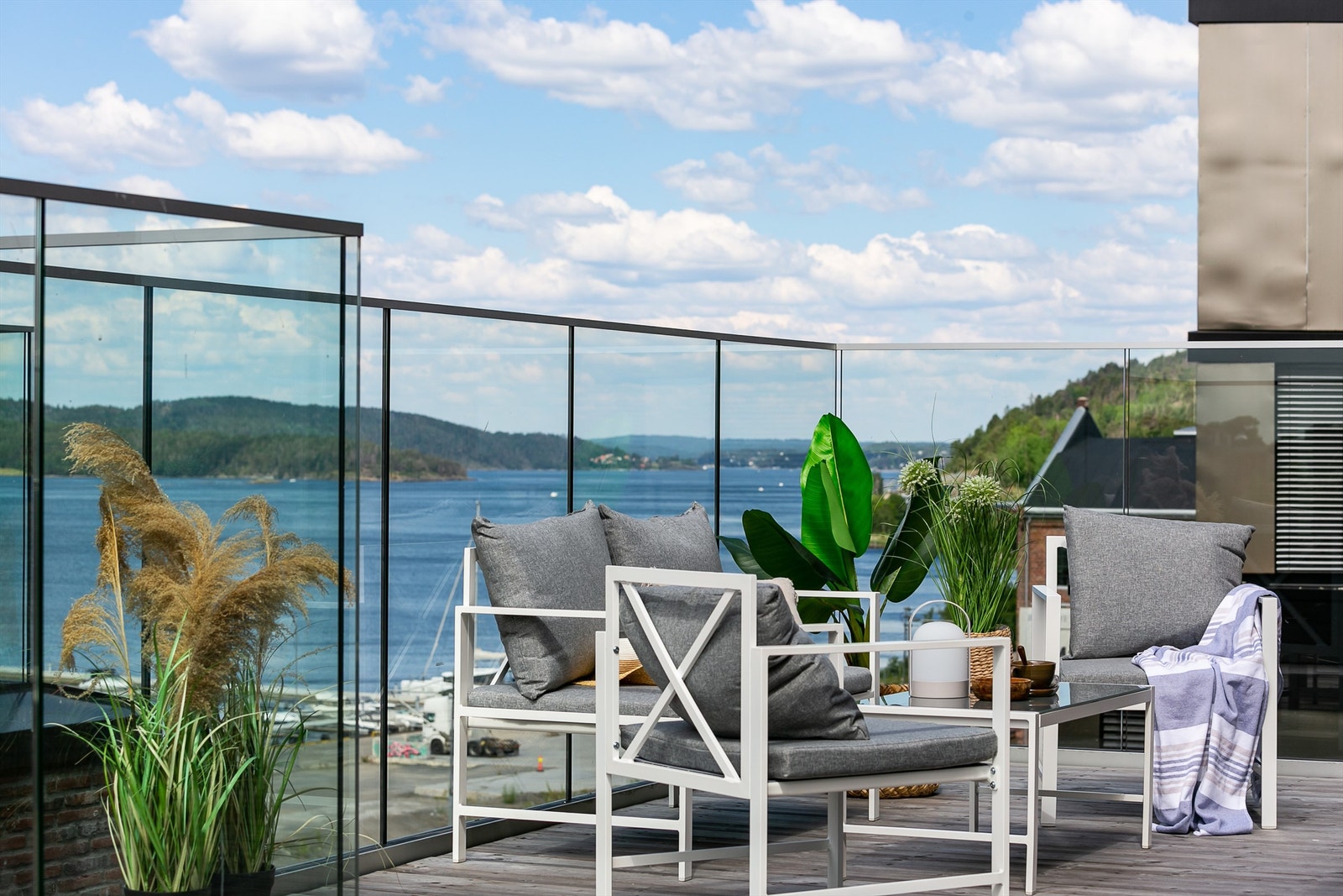 Leiligheten ligger i 6. etasje og har flott utsikt, bl.a. mot Mossesundet. Galleribilde