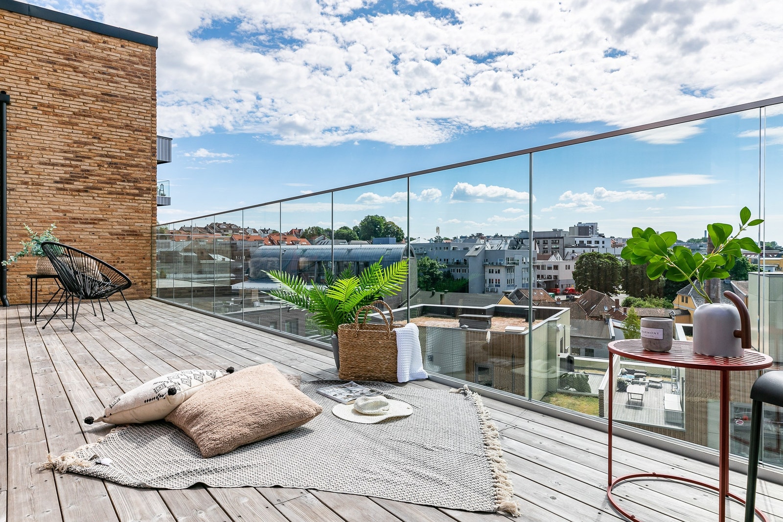 Rekkverk av innspent glass ivaretar utsikten mens du sitter. Galleribilde