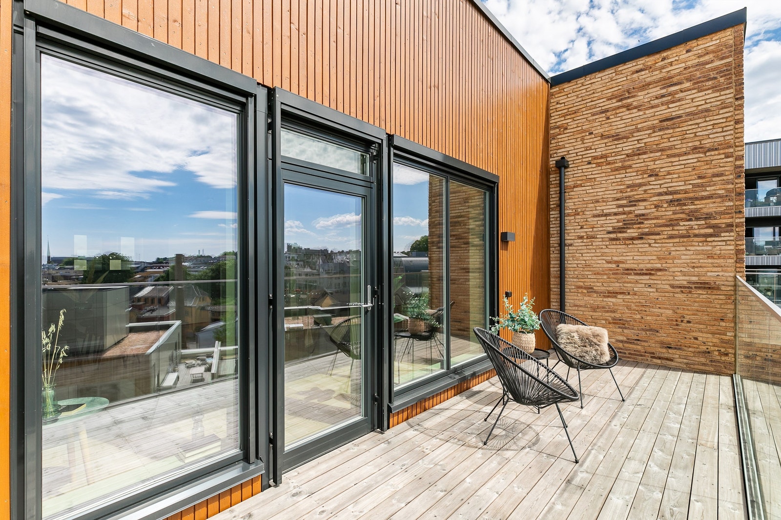 Utvendige screens er montert for effektiv solskjerming. Galleribilde