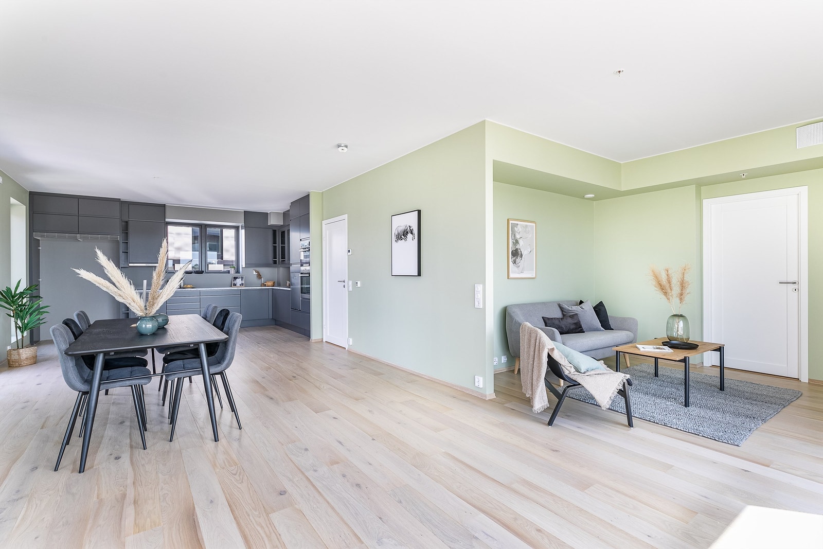 Stuen og kjøkkenet utgjør til sammen et stort volum i romløsningen. Galleribilde