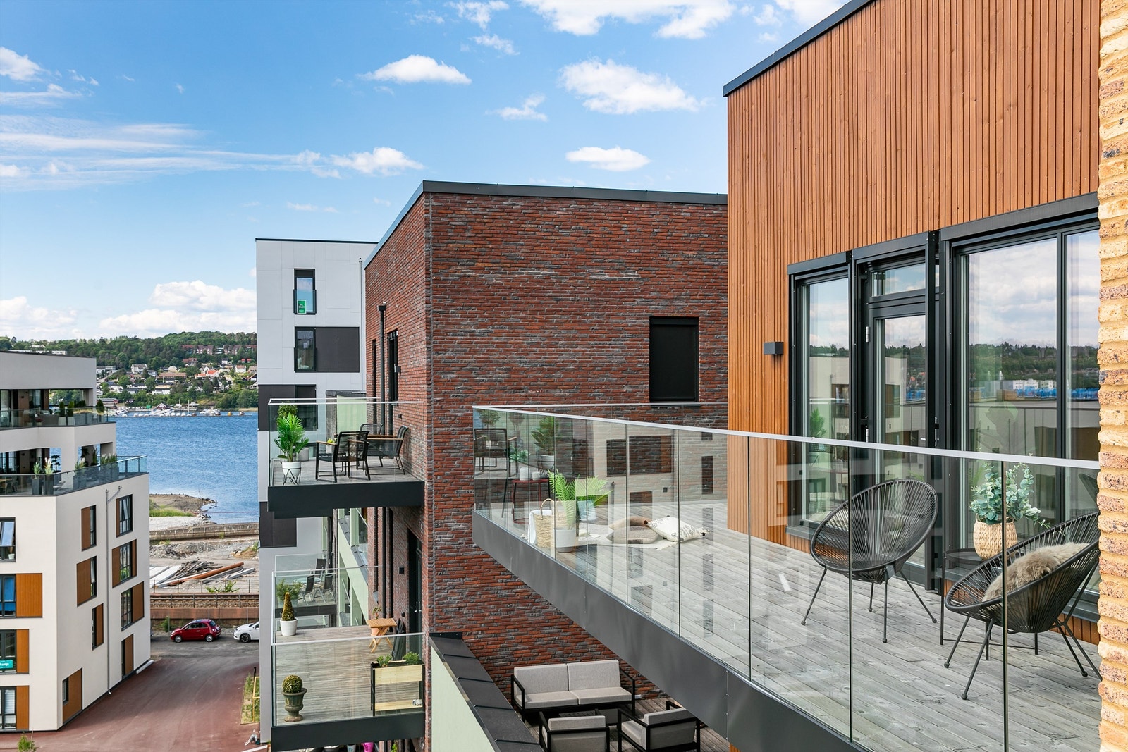 Hovedsoverommets balkong har enda bedre siktlinje mot vest. Galleribilde