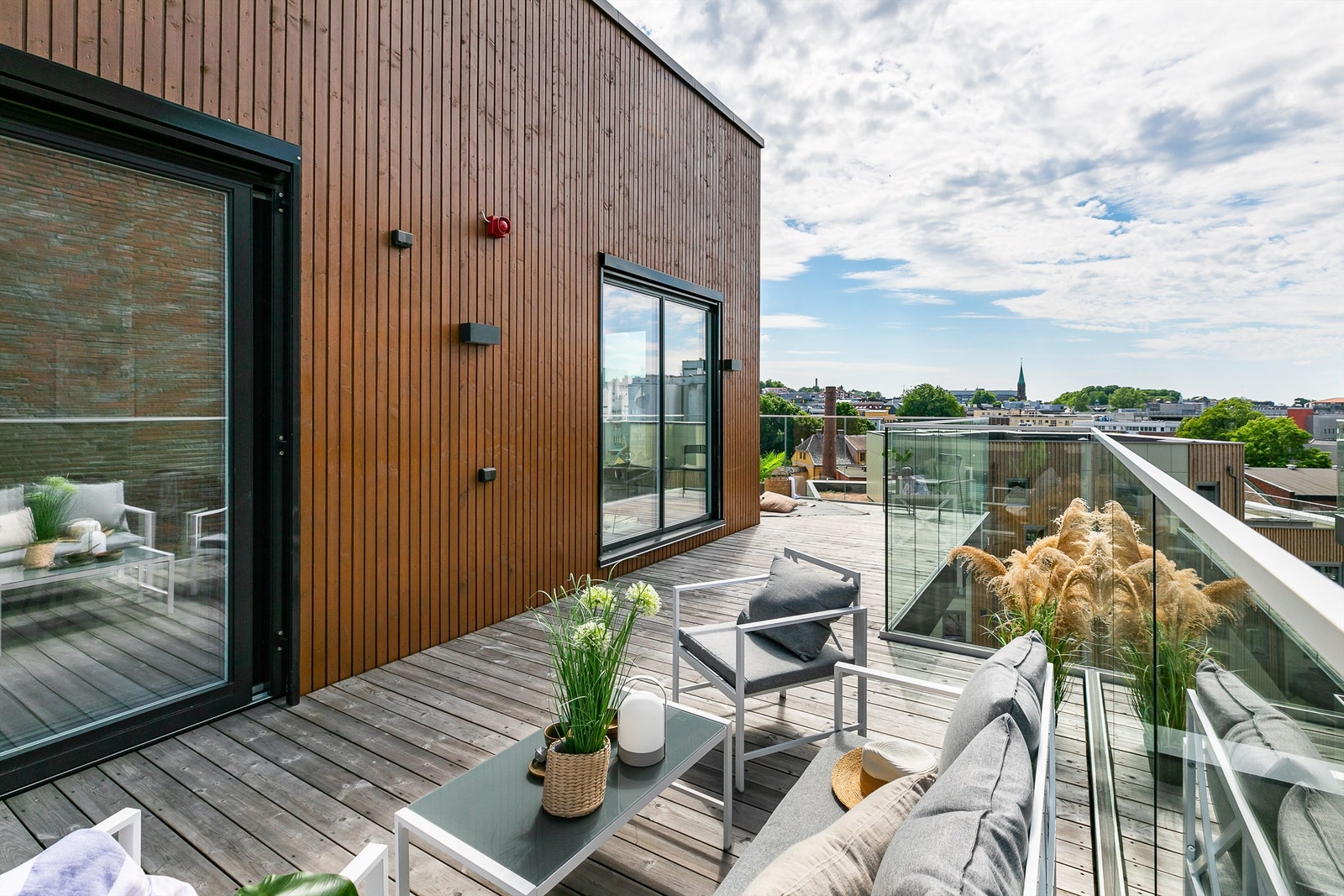 Balkongens vestre del fylles av sol fra utpå dagen. Galleribilde