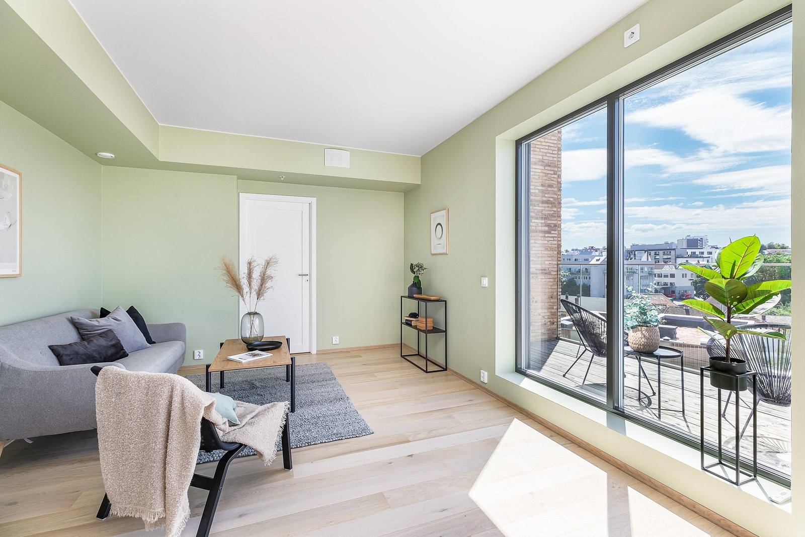 Soverommene og badet er tilbaketrukket og samlet innenfor stuen. Galleribilde