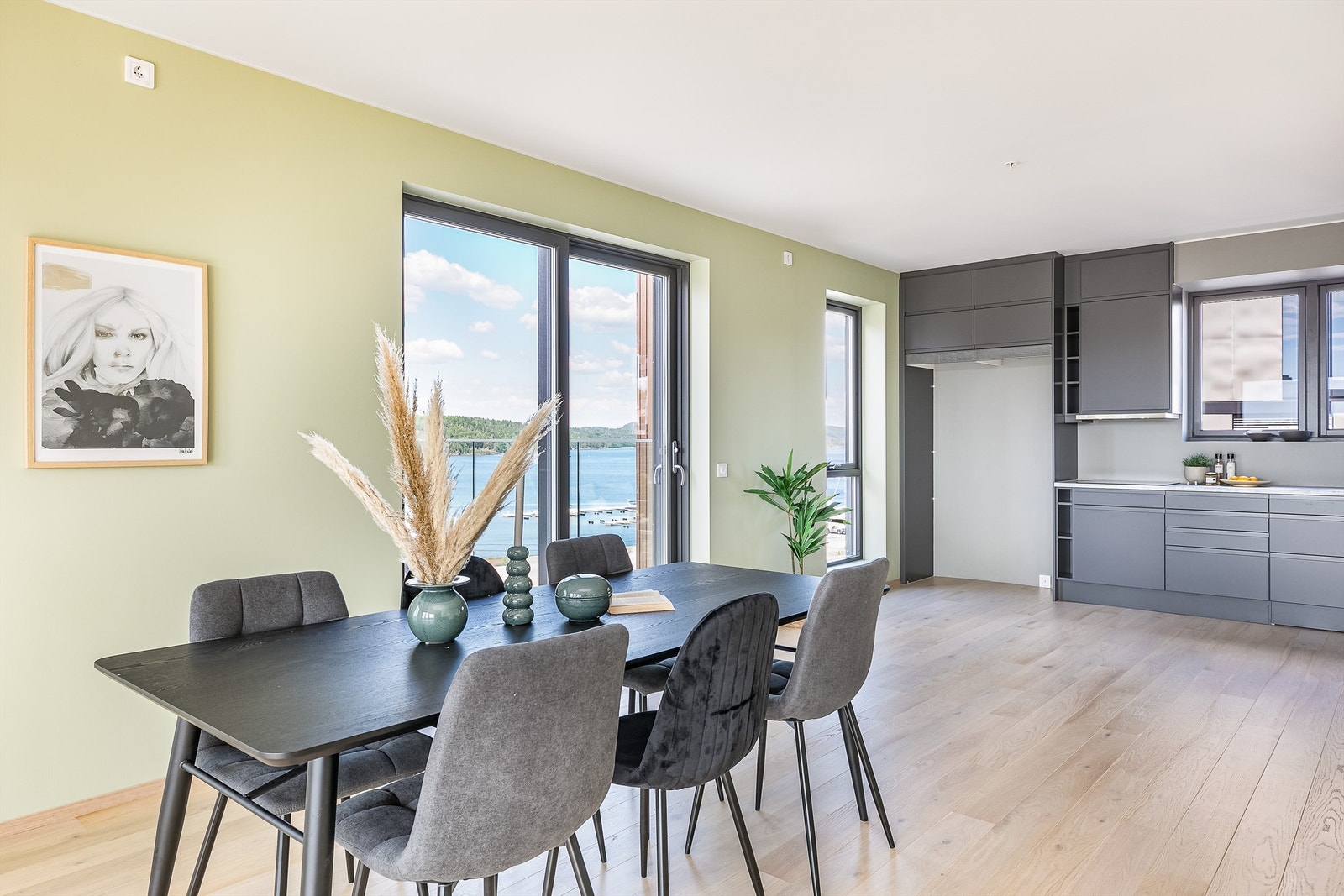 Alle rom utenom badet har gulv av 1-stavs eik. Galleribilde