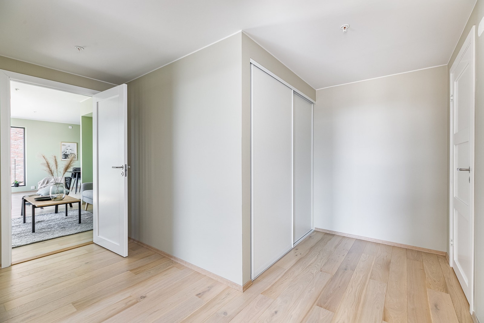 Innvendig bod bak skyvedørene er dels tilrettelagt som omkledningsrom. Galleribilde