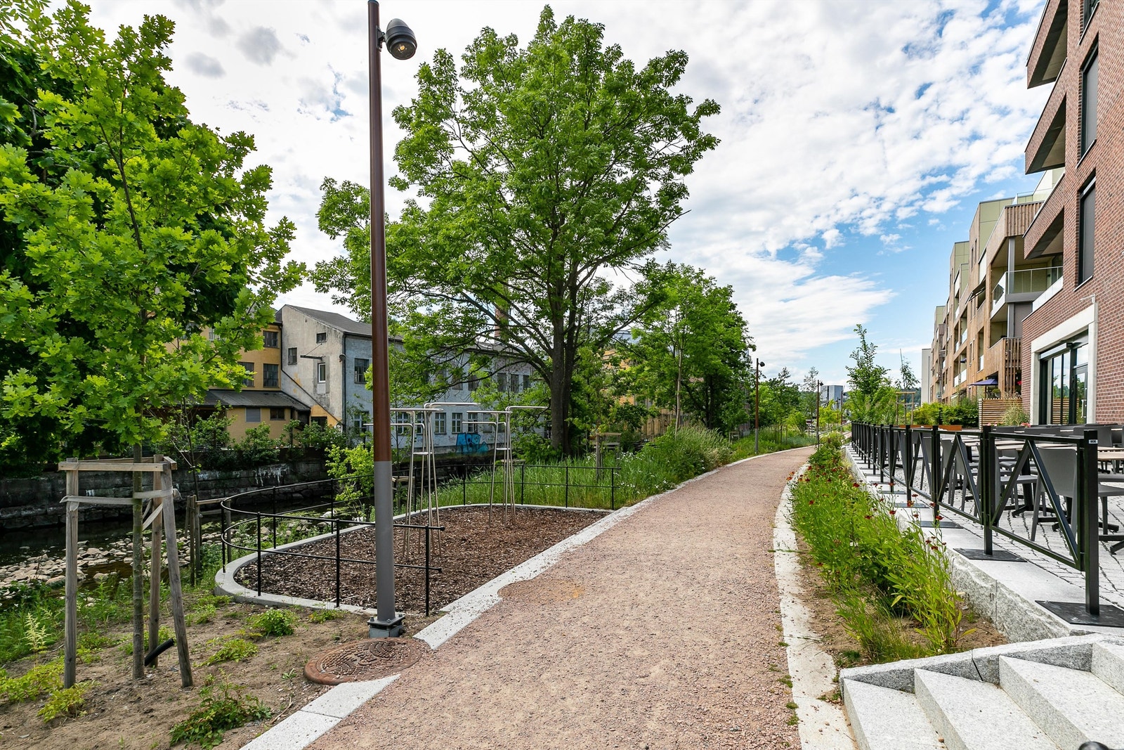En helt ny elvepromenade er anlagt foran sameiet. Galleribilde